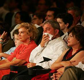 Presidente Lula se emociona ao assistir filme sobre sua vida