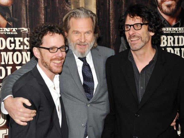 O ator Jeff Bridges, ao centro, durante lançamento de 'Bravura indômita' em Nova York, junto aos diretores Ethan Coen, à esquerda, e Joel Coen, à direita.