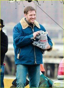 tom-hardy-kisses-on-animal-rescue-set-02