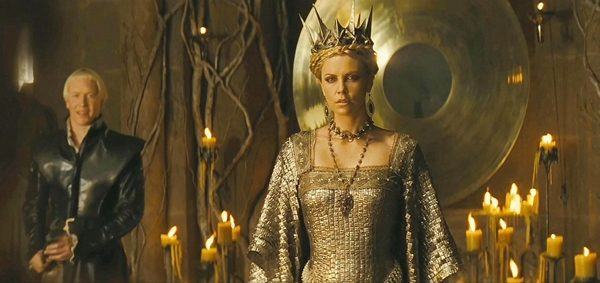 Charlize-Theron-as-The-Evil-Queen-in-Snow-White-and-the-Huntsman-2012