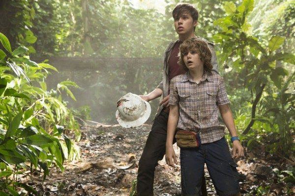 jurassic-world-nick-robinson-ty-simpkins-600x400