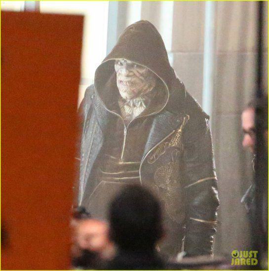 suicide-squad-cast-seen-in-costume-on-set-01