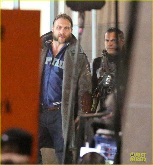 suicide-squad-cast-seen-in-costume-on-set-07