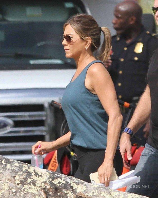 51846763 Actresses Jennifer Aniston and Kate Hudson are spotted on the set of their new film "Mother's Day" on September 11, 2015 in Atlanta, Georgia. FameFlynet, Inc - Beverly Hills, CA, USA - +1 (818) 307-4813