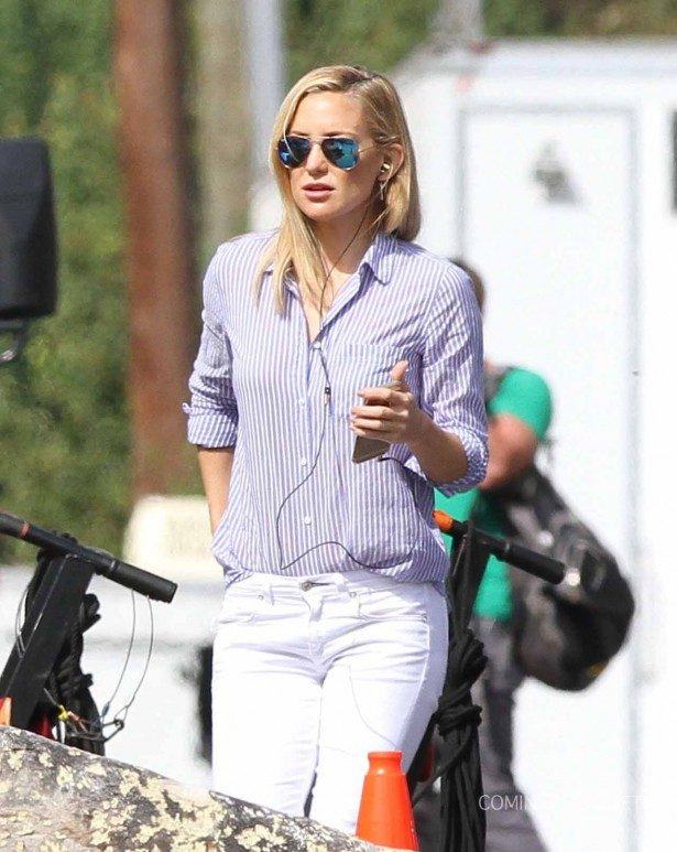 51846765 Actresses Jennifer Aniston and Kate Hudson are spotted on the set of their new film "Mother's Day" on September 11, 2015 in Atlanta, Georgia. FameFlynet, Inc - Beverly Hills, CA, USA - +1 (818) 307-4813