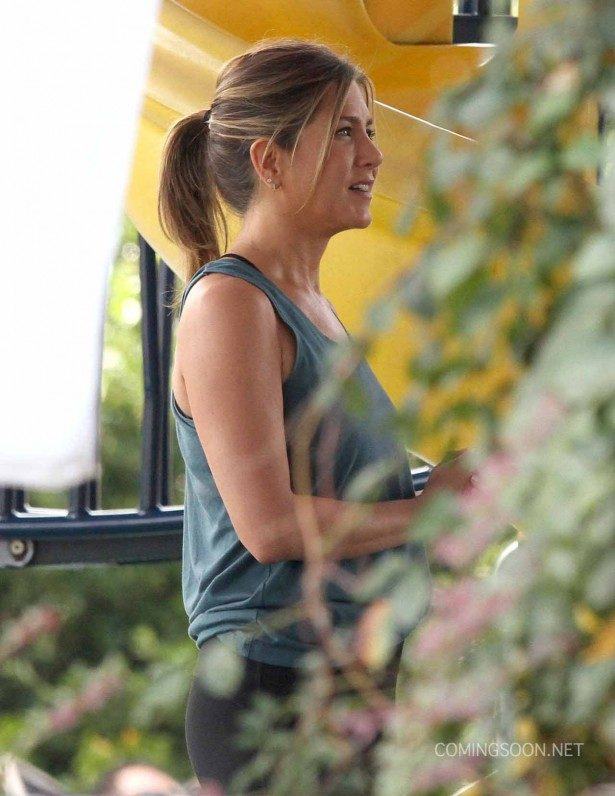 51846772 Actresses Jennifer Aniston and Kate Hudson are spotted on the set of their new film "Mother's Day" on September 11, 2015 in Atlanta, Georgia. FameFlynet, Inc - Beverly Hills, CA, USA - +1 (818) 307-4813