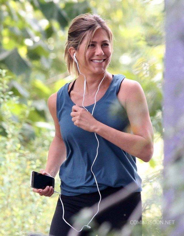 51846775 Actresses Jennifer Aniston and Kate Hudson are spotted on the set of their new film "Mother's Day" on September 11, 2015 in Atlanta, Georgia. FameFlynet, Inc - Beverly Hills, CA, USA - +1 (818) 307-4813