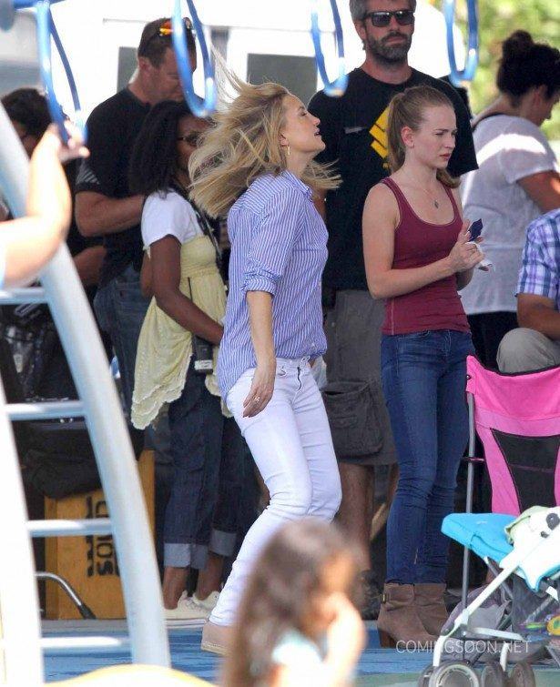 51846788 Actresses Jennifer Aniston and Kate Hudson are spotted on the set of their new film "Mother's Day" on September 11, 2015 in Atlanta, Georgia. FameFlynet, Inc - Beverly Hills, CA, USA - +1 (818) 307-4813