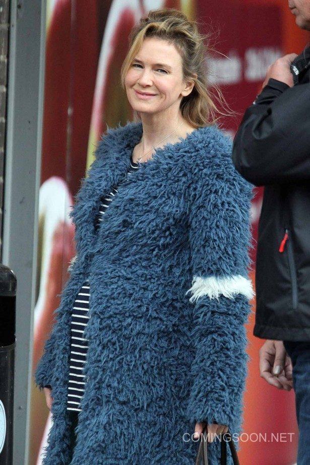 51872355 Stars on the set of the new Bridget Jones movie 'Bridget Jones's Baby' at a Sainsbury's store in South London, UK on October 07, 2015.  Stars on the set of the new Bridget Jones movie 'Bridget Jones's Baby' at a Sainsbury's store in South London, UK on October 07, 2015.  Pictured: Renée Zellweger FameFlynet, Inc - Beverly Hills, CA, USA - +1 (818) 307-4813 RESTRICTIONS APPLY: USA ONLY