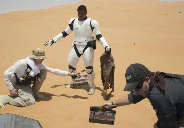 Veja Finn, Rey e um Stormtrooper em fotos dos bastidores de Star Wars 7