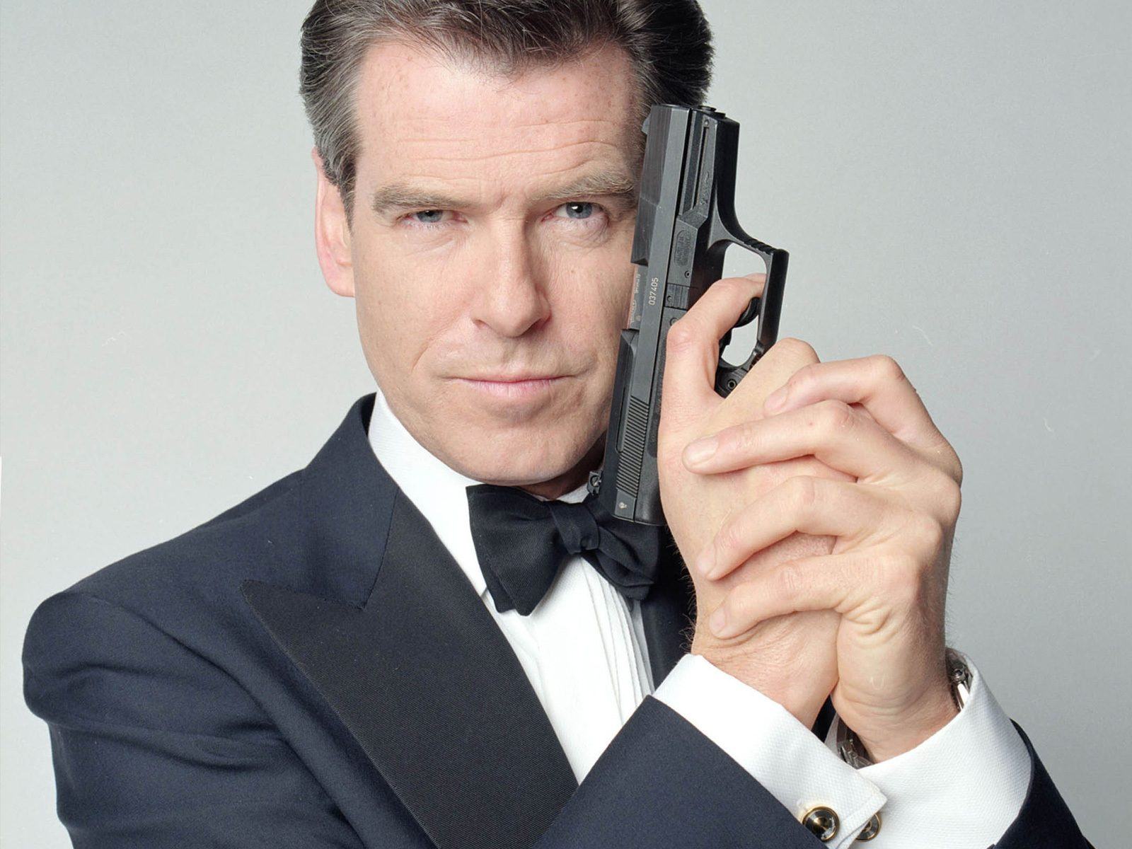Ex-James Bond, Pierce Brosnan critica Spectre, o mais recente filme da franquia