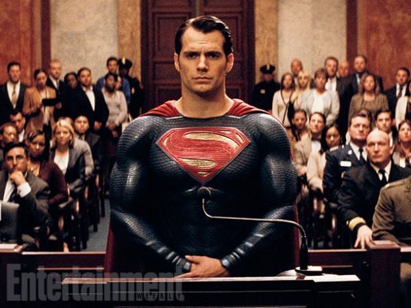 Henry Cavill recebe visita de crianças trajado de Superman