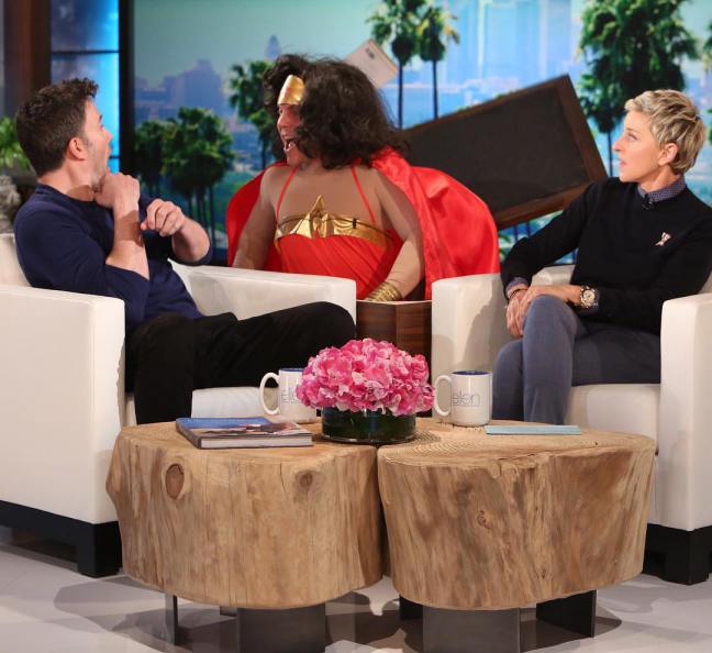 Batman Vs. Superman | Ben Affleck é assustado por Mulher-Maravilha surpresa