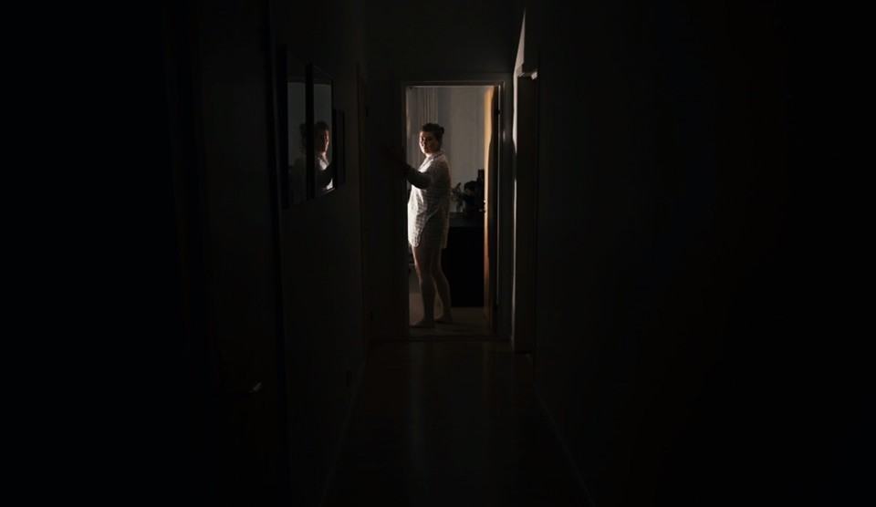 Assista ao segundo trailer de Lights Out, terror produzido por James Wan