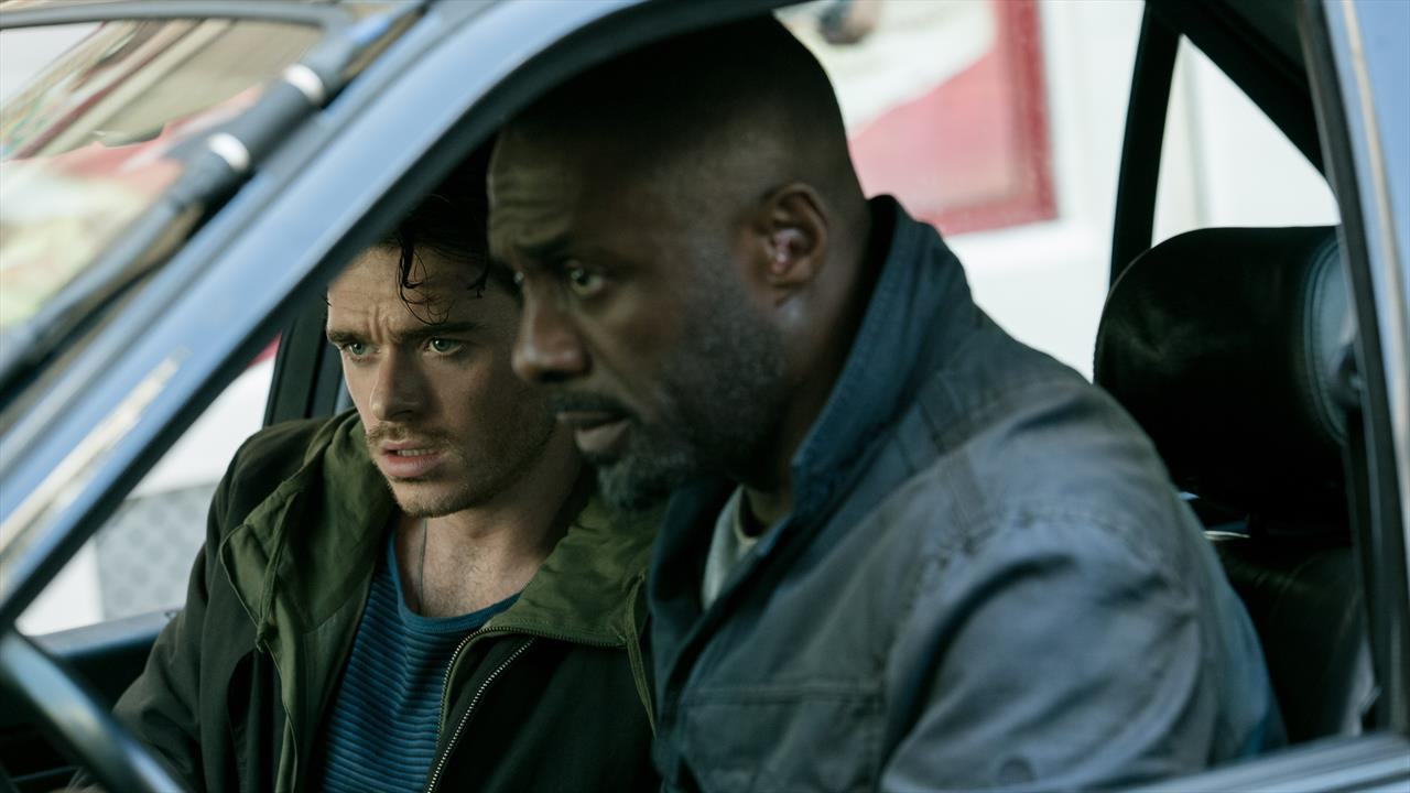 Idris Elba interroga Richard Madden em cena do thriller de ação Bastille Day