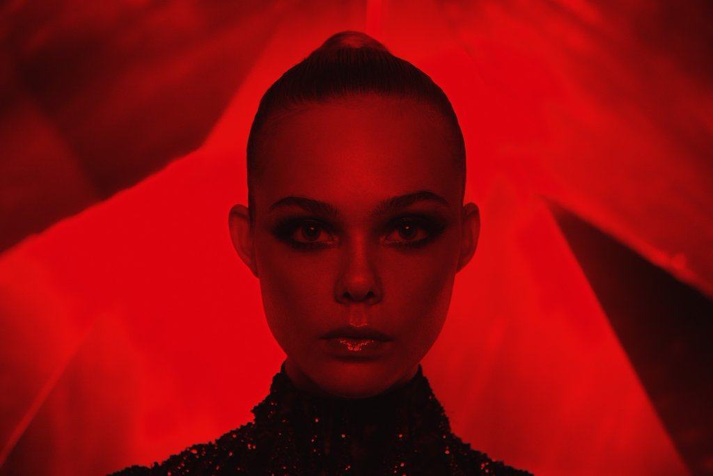 Veja Elle Fanning em novo cartaz de The Neon Demon, de Nicolas Winding Refn
