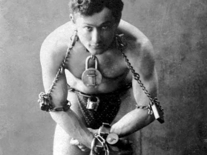 Diretor de Rua Cloverfield, 10 poderá dirigir cinebiografia de Houdini