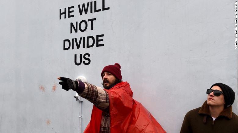 Shia LaBeouf é preso após briga em protesto contra Trump