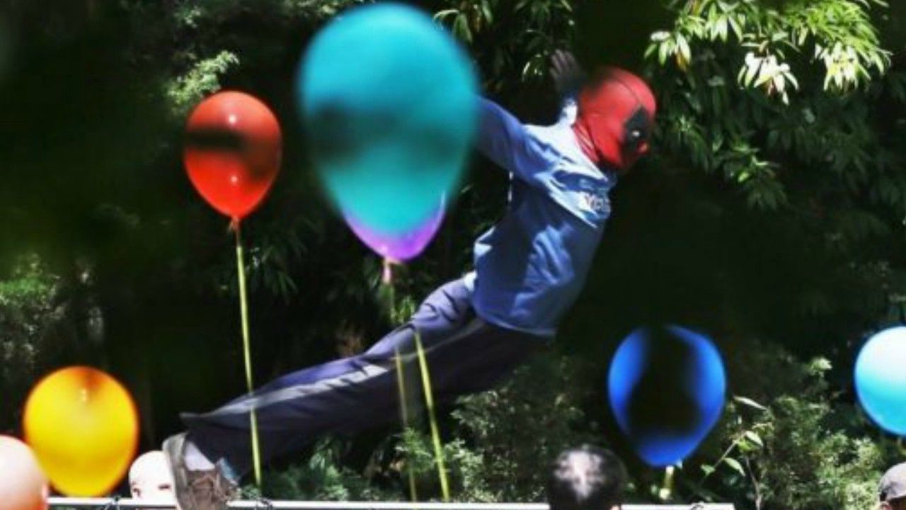 Deadpool 2 | Protagonista se diverte em festa infantil em imagens do set