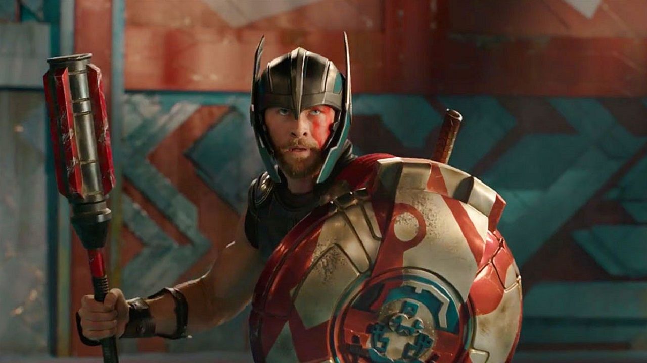 Thor: Ragnarok | Nova foto traz Taika Waititi ao lado de Chris Hemsworth e Anthony Hopkins