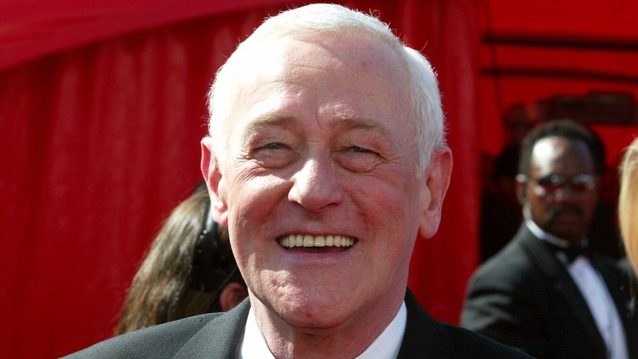 Ator John Mahoney morre aos 77 anos