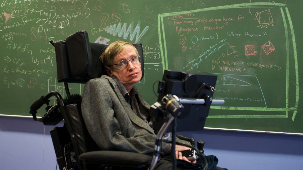 Eddie Redmayne e Benedict Cumberbatch lamentam a morte de Stephen Hawking