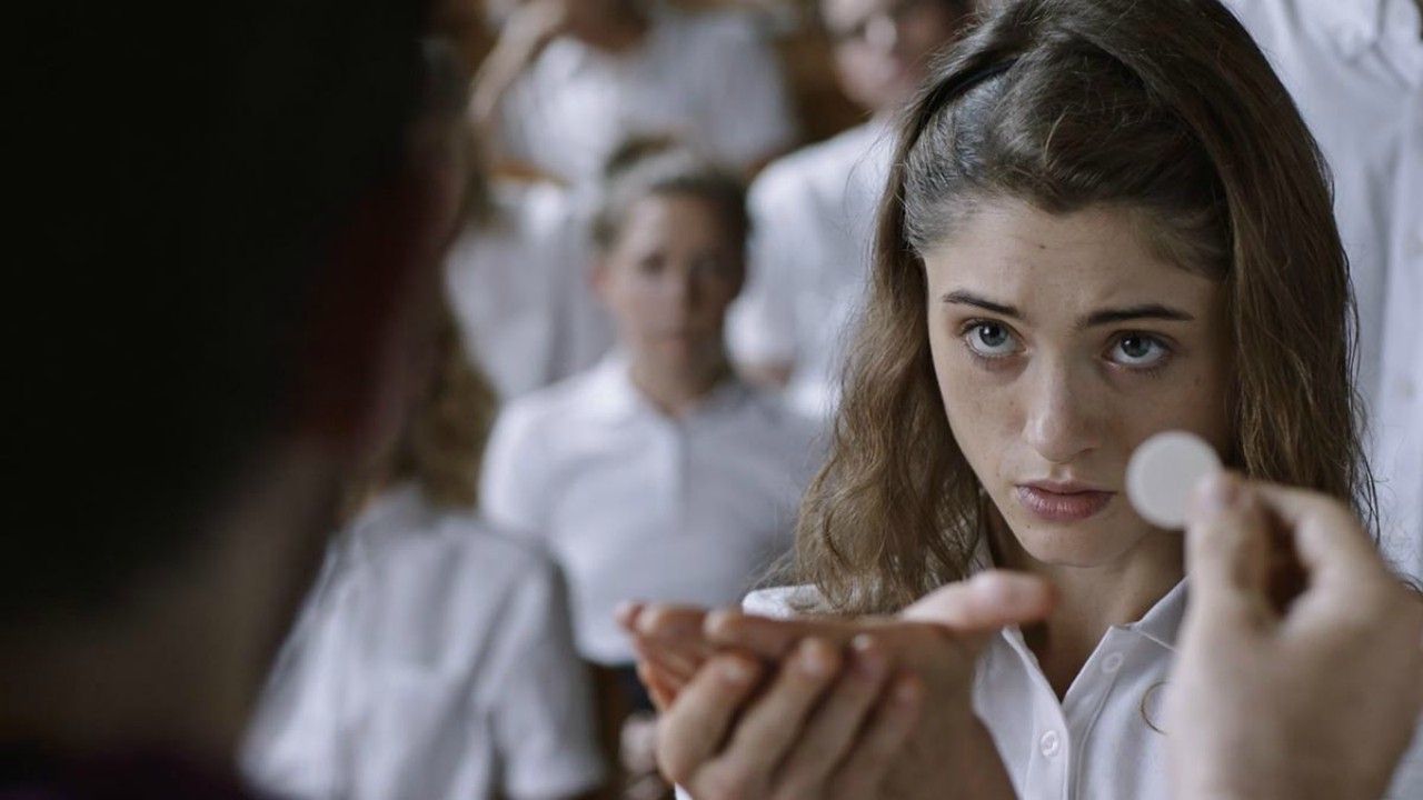 Yes, God, Yes | Natalia Dyer estrelará adaptação de curta-metragem