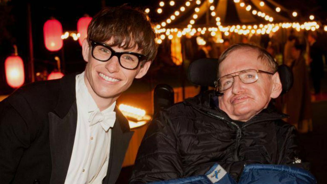Eddie Redmayne presta homenagem a Stephen Hawking no funeral do astrofísico
