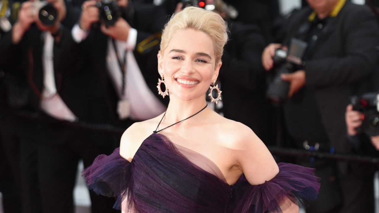 Emilia Clarke critica o uso da expressão “mulheres fortes” para descrever protagonistas femininas