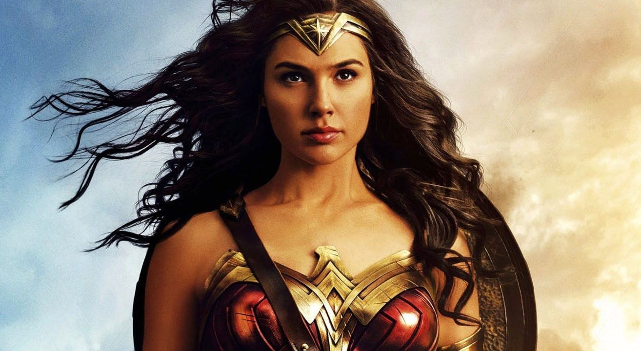 Mulher-Maravilha 1984 | Gal Gadot visita pacientes de hospital infantil vestida como a heroína