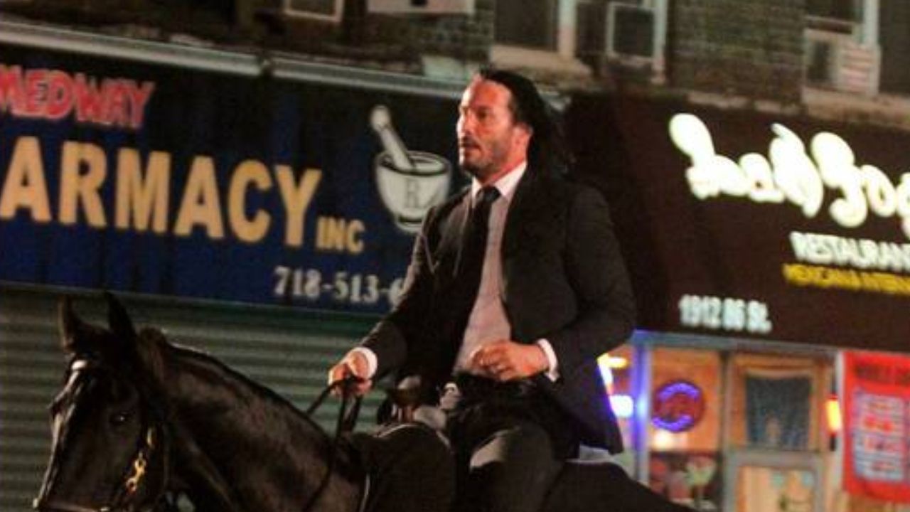 John Wick 3: Parabellum | Novas imagens de bastidores mostram Keanu Reeves montando um cavalo