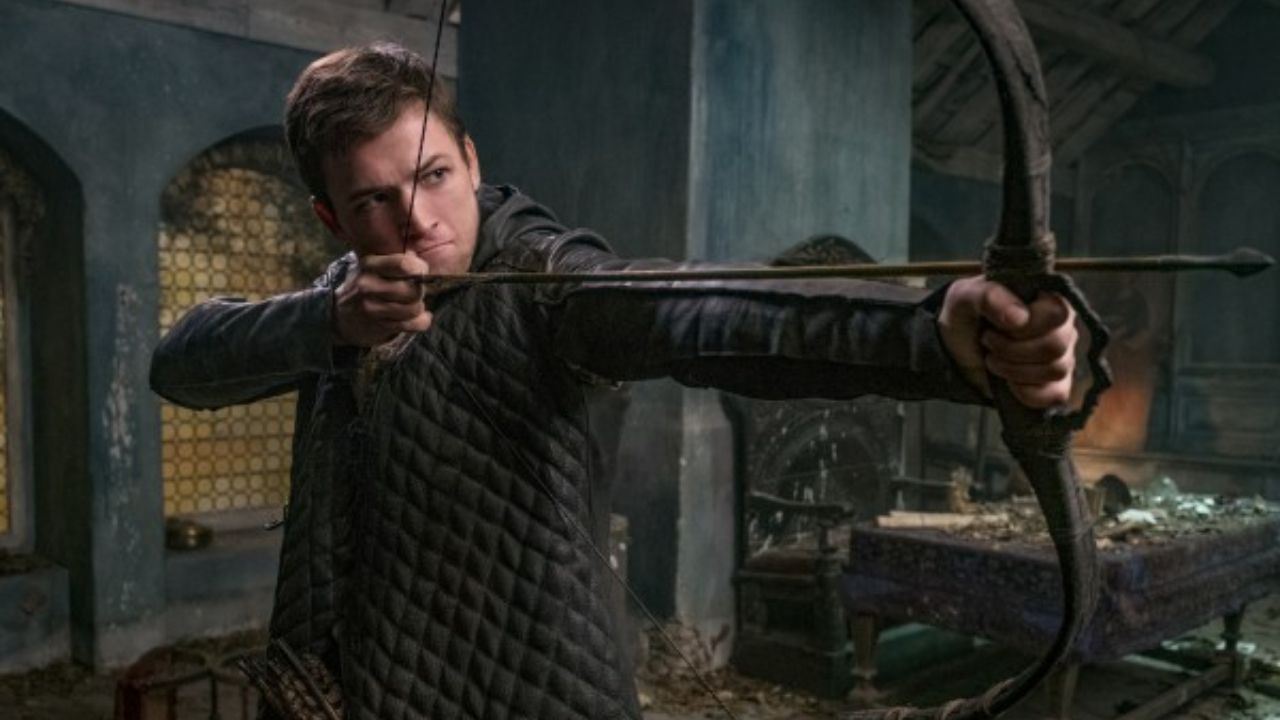 Robin Hood – A Origem | Taron Egerton mostra suas habilidades com arco e flecha em novo featurette
