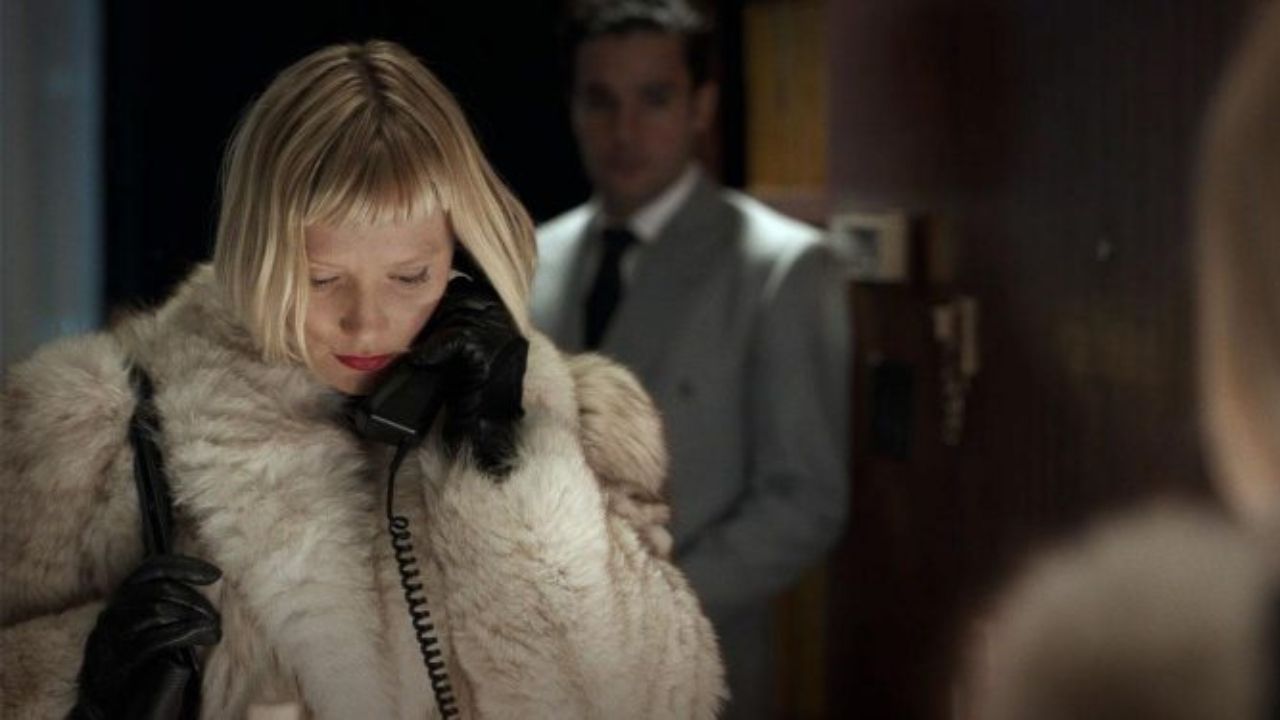 Piercing | Thriller estrelado por Mia Wasikowska ganha trailer para maiores de idade
