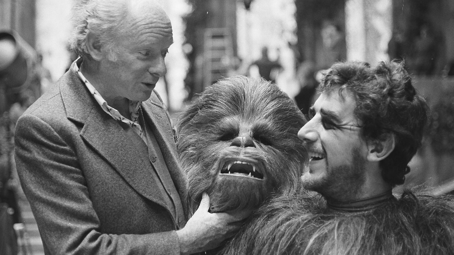 Ator que fez Chewbacca publica fotos raras dos bastidores de Star Wars -  Canaltech