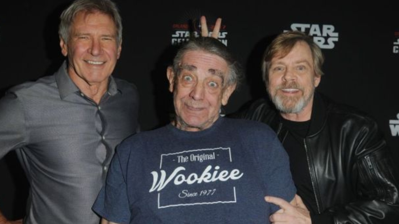 Harrison Ford, Mark Hamill, J.J. Abrams e George Lucas homenageiam Peter Mayhew