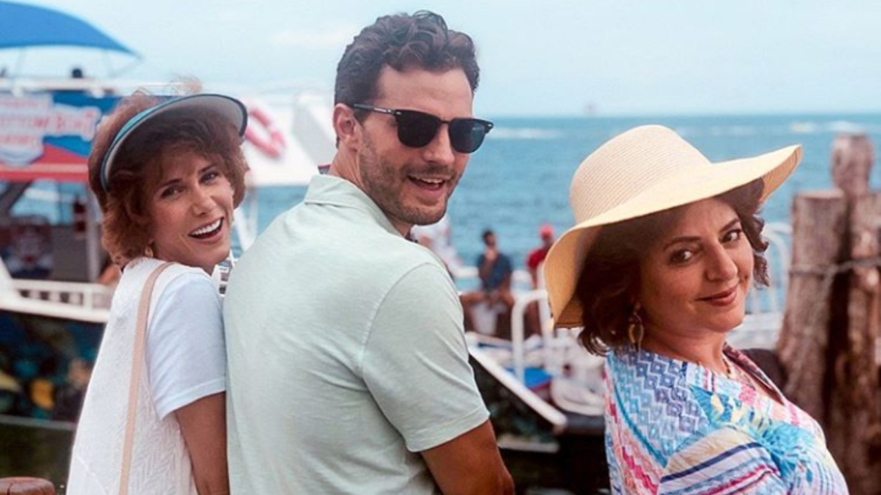 Barb and Star Go to Vista Del Mar | Jamie Dornan aparece ao lado de Kristen Wiig e Annie Mumolo em foto de bastidores