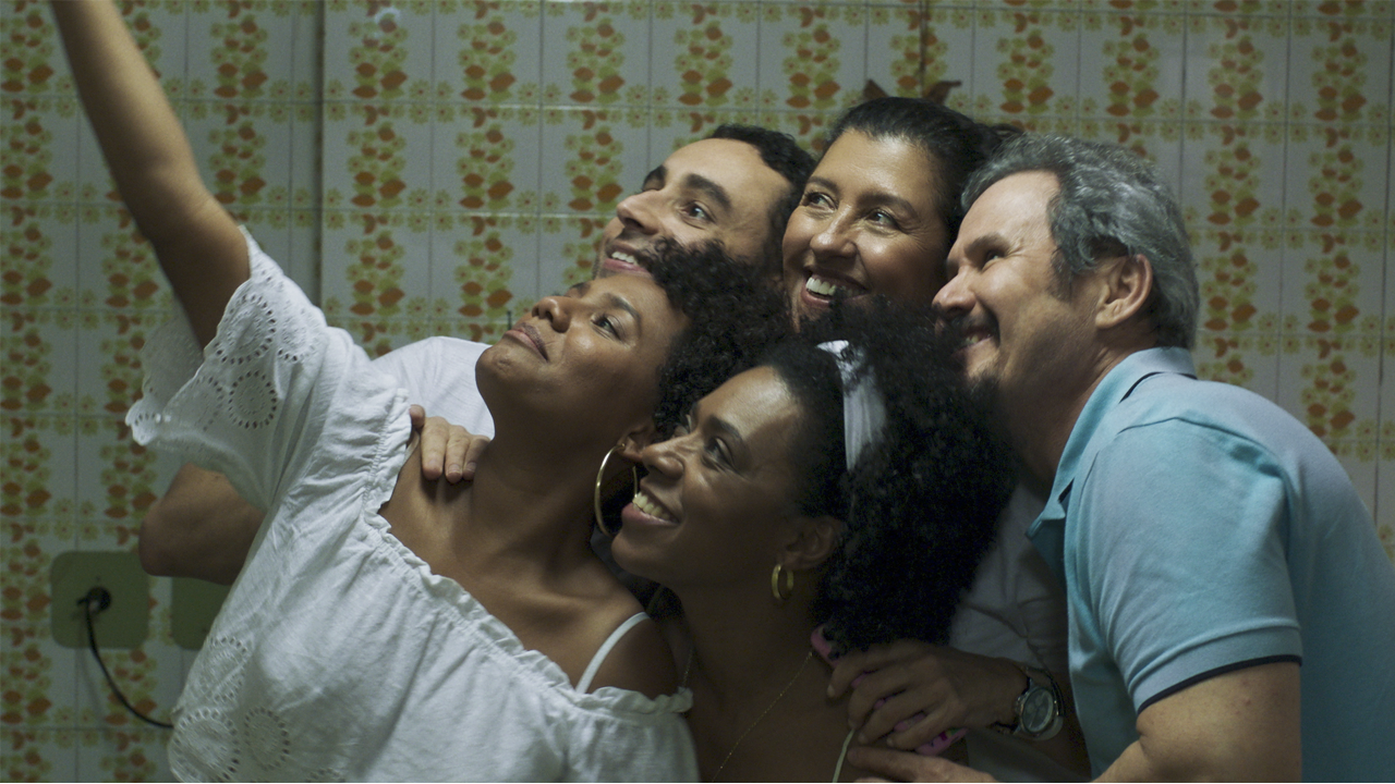Crítica | Três Verões (2019): retrato do Brasil atual - Cinema com Rapadura
