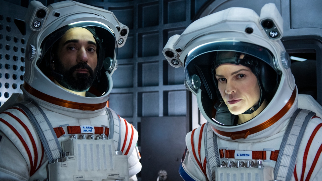 Away | Hilary Swank lidera missão rumo a Marte em novo trailer da série da Netflix