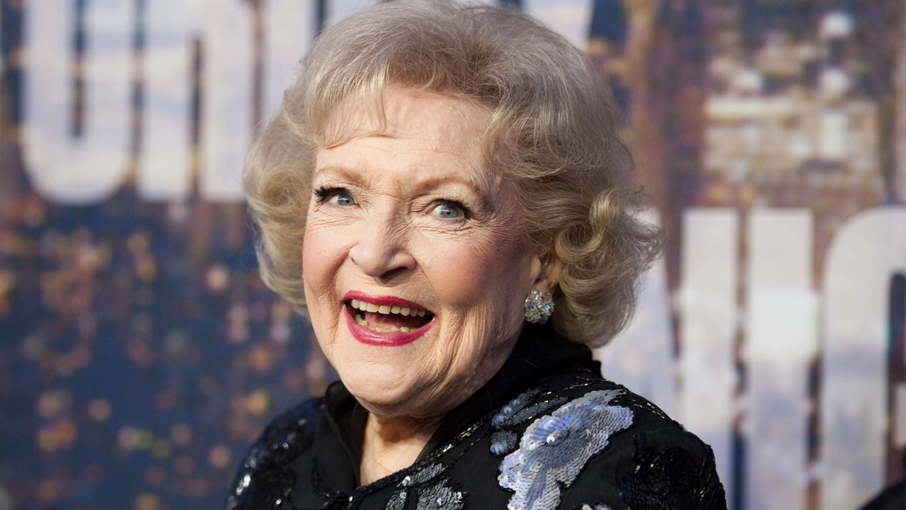 Betty White, lenda da televisão americana, morre aos 99 anos