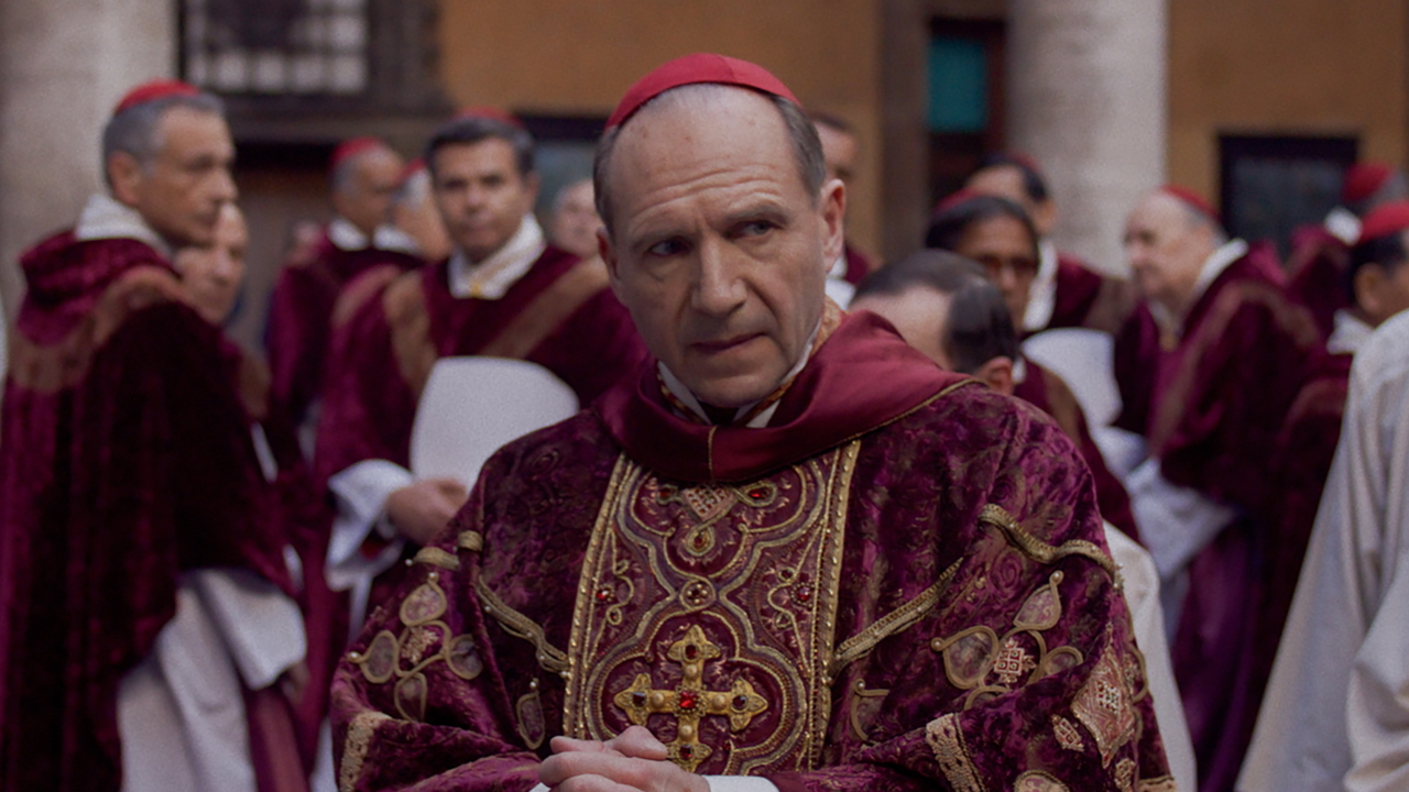 Conclave | Ralph Fiennes é cardeal durante escolha de um novo Papa no trailer; veja