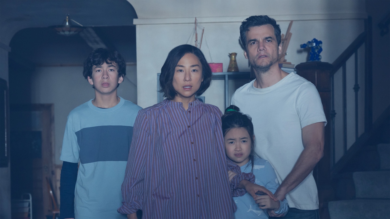 A Última Casa | Wagner Moura e Greta Lee estão presos em casa no trailer do novo suspense da Netflix